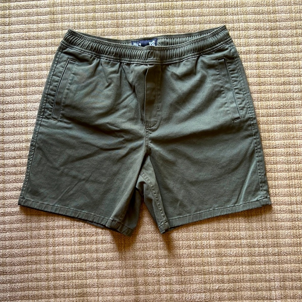 Mens RSQ Pull on shorts size medium. Army Green. drawstring shorts